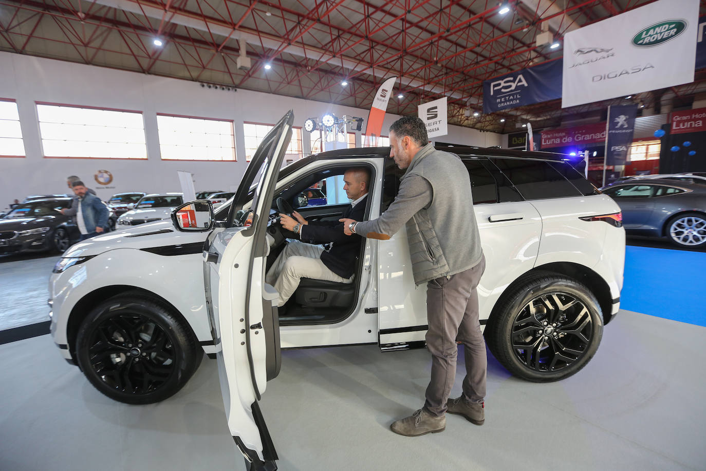 Cientos de coches lucen entre las banderas que ondean anunciando las firmas y los concesionarios oficiales que, saben, es una oportunidad única para adquirir vehículos con grandes descuentos