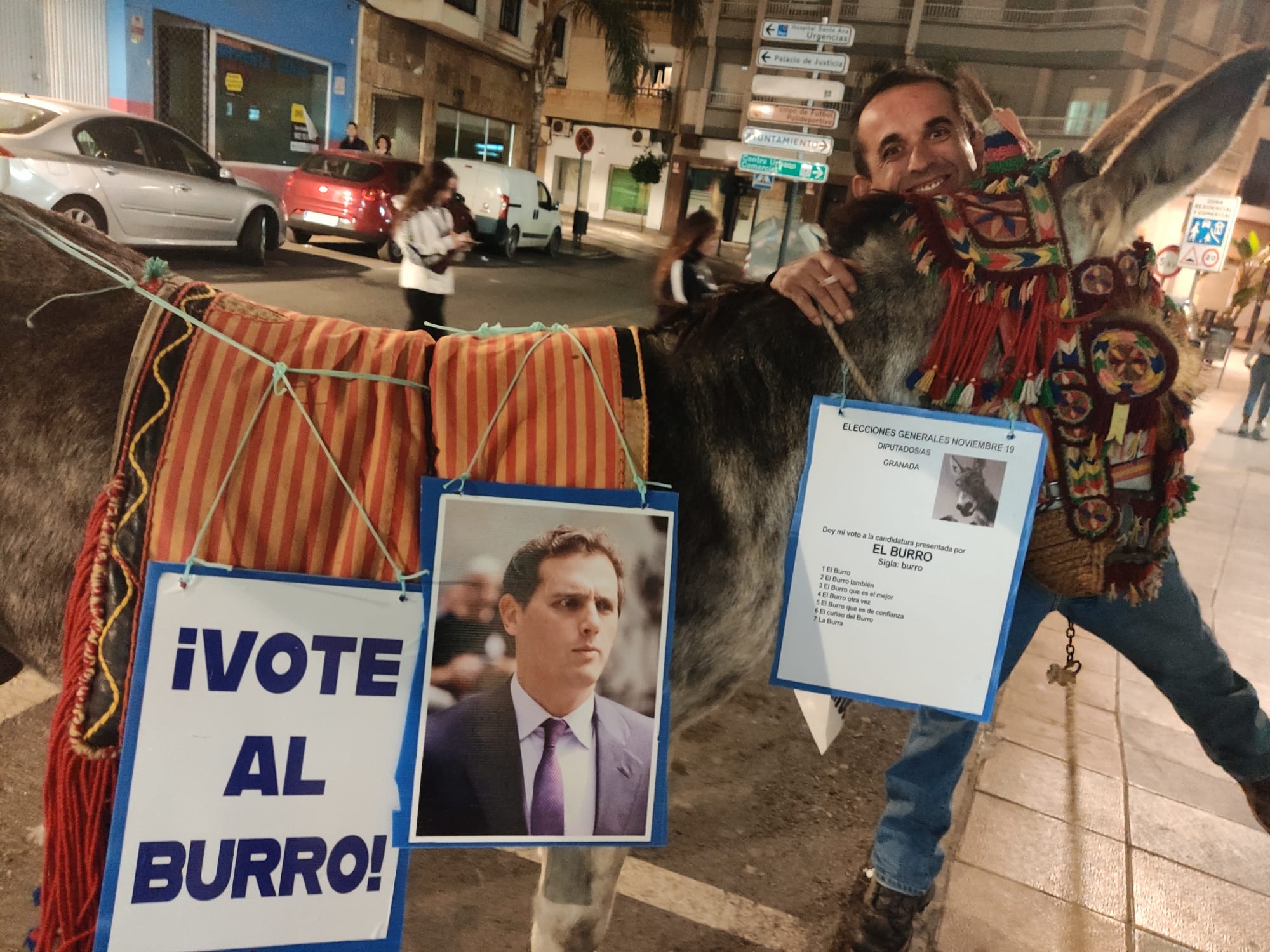 «Vote al burro»: La curiosa acción protesta que ha recorrido Motril antes del 10-N.