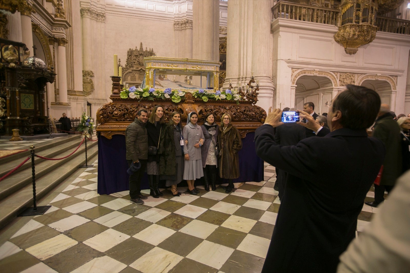 Los momentos de la procesión de la religiosa granadina por las calles de la ciudad. 