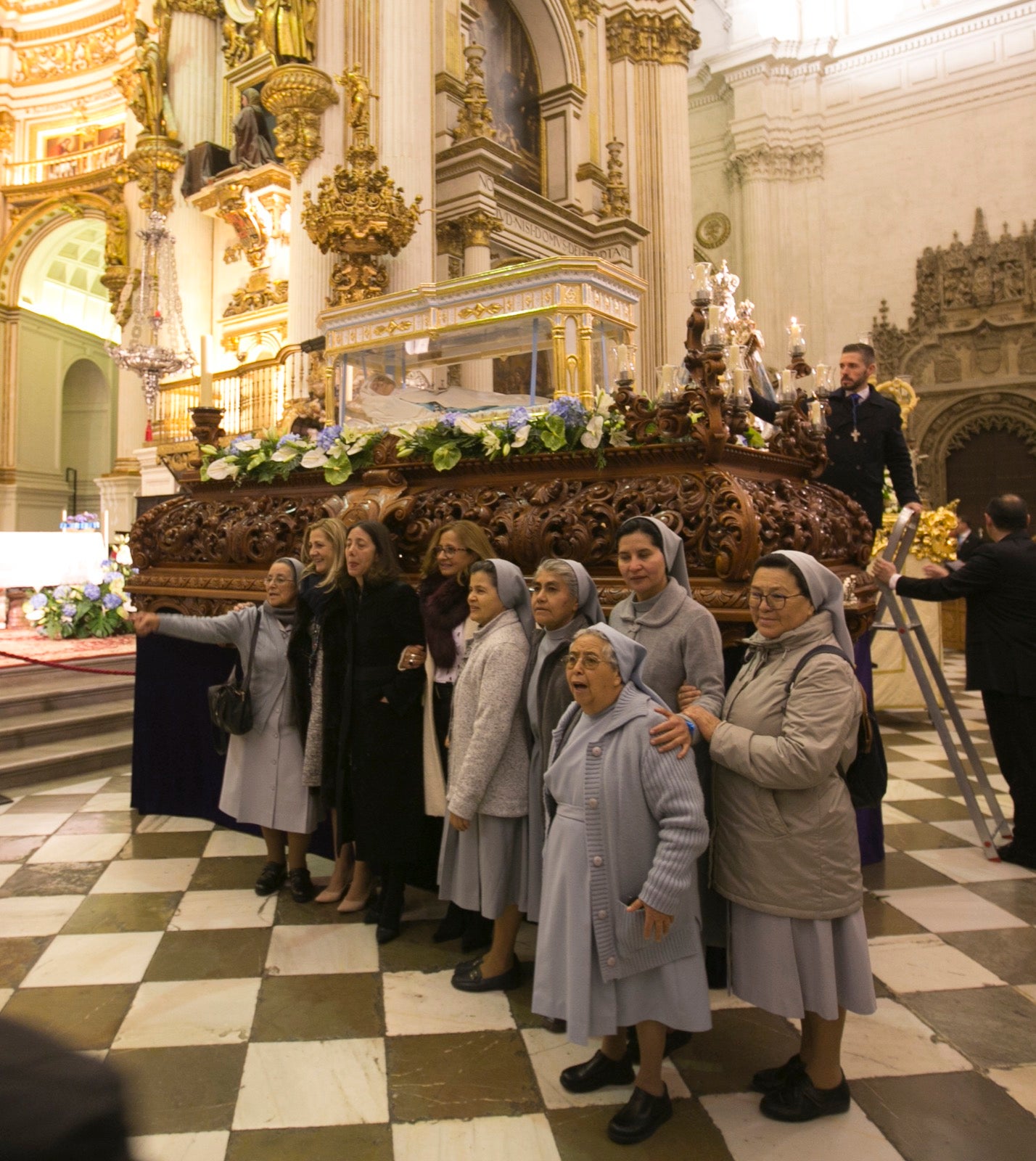 Los momentos de la procesión de la religiosa granadina por las calles de la ciudad. 