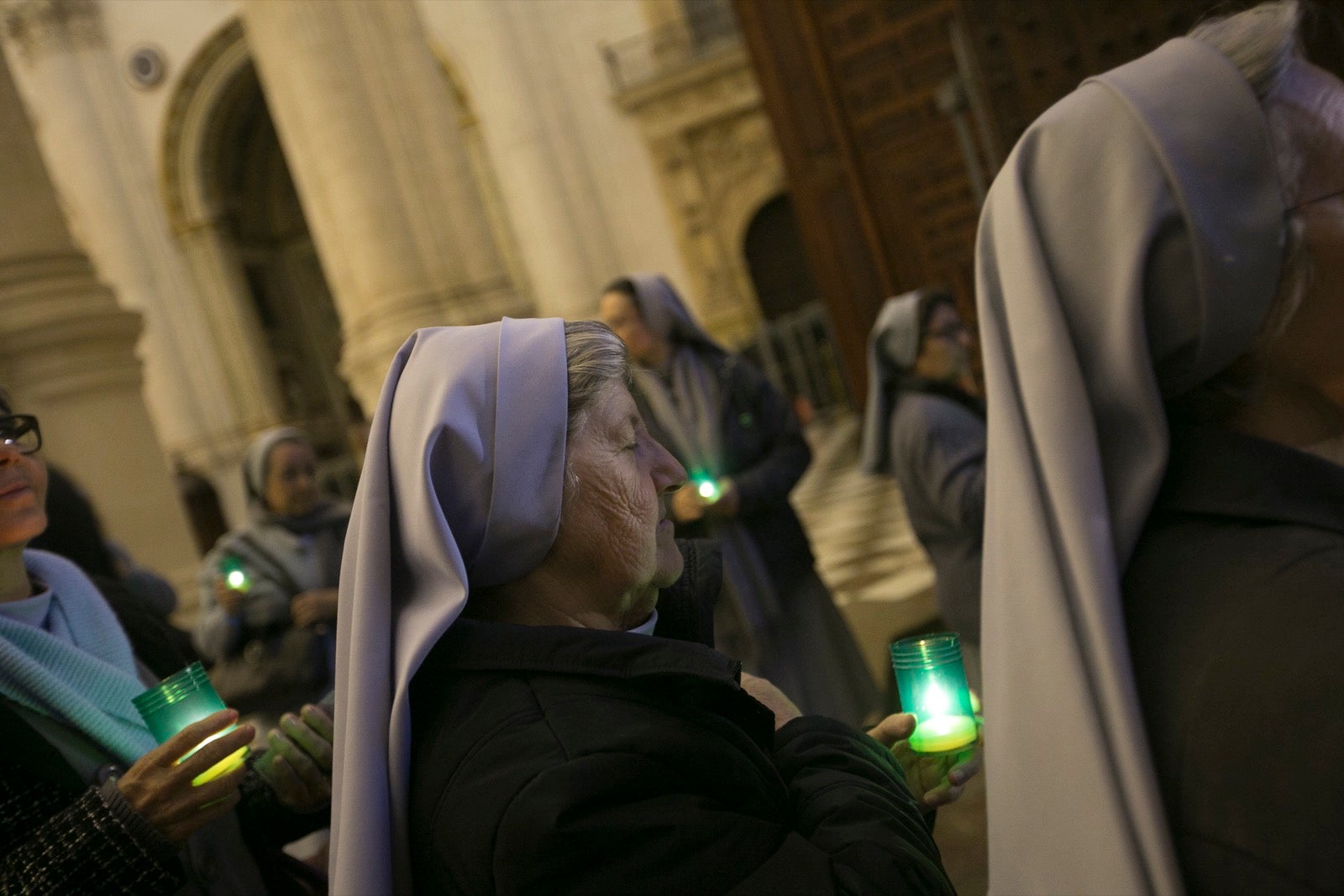 Los momentos de la procesión de la religiosa granadina por las calles de la ciudad. 