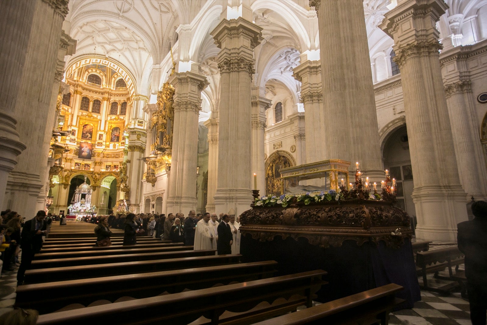 Los momentos de la procesión de la religiosa granadina por las calles de la ciudad. 