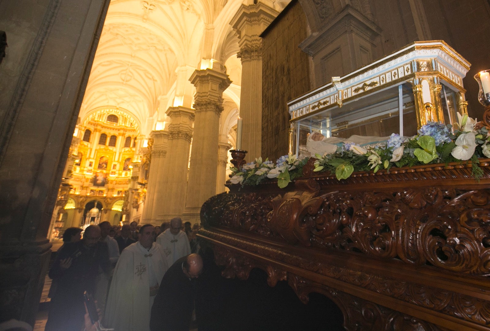 Los momentos de la procesión de la religiosa granadina por las calles de la ciudad. 