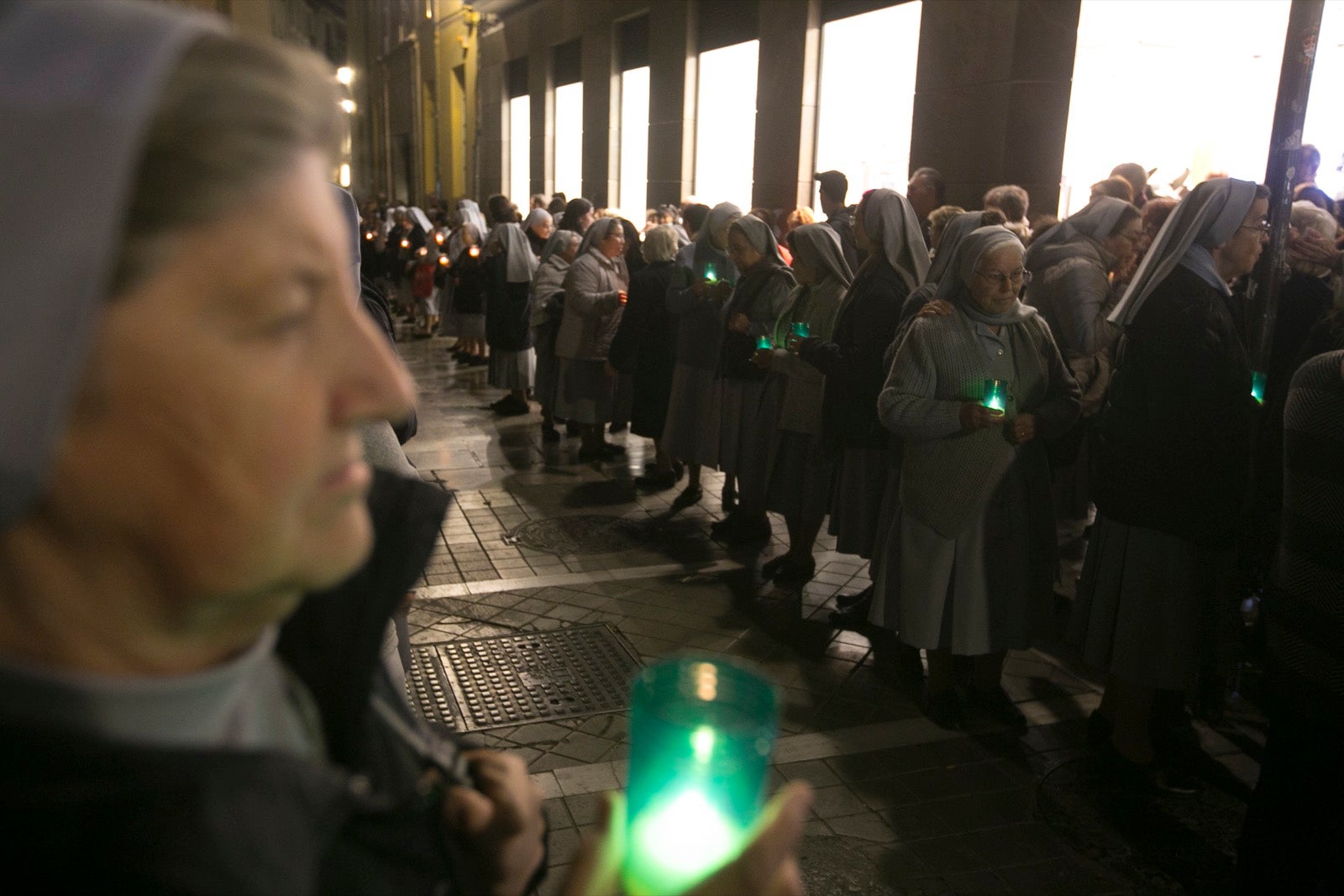 Los momentos de la procesión de la religiosa granadina por las calles de la ciudad. 