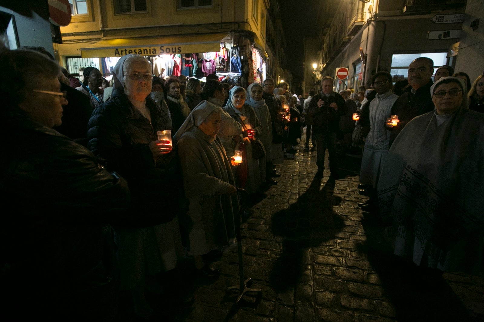 Los momentos de la procesión de la religiosa granadina por las calles de la ciudad. 