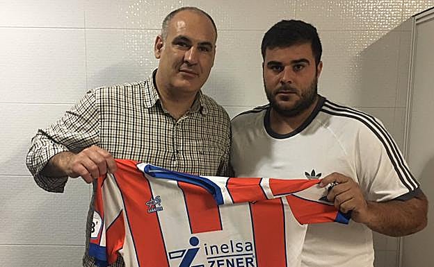 Juanfran Miras, izquierda, en su presentación como nuevo entrenador de los rojiblancos. 