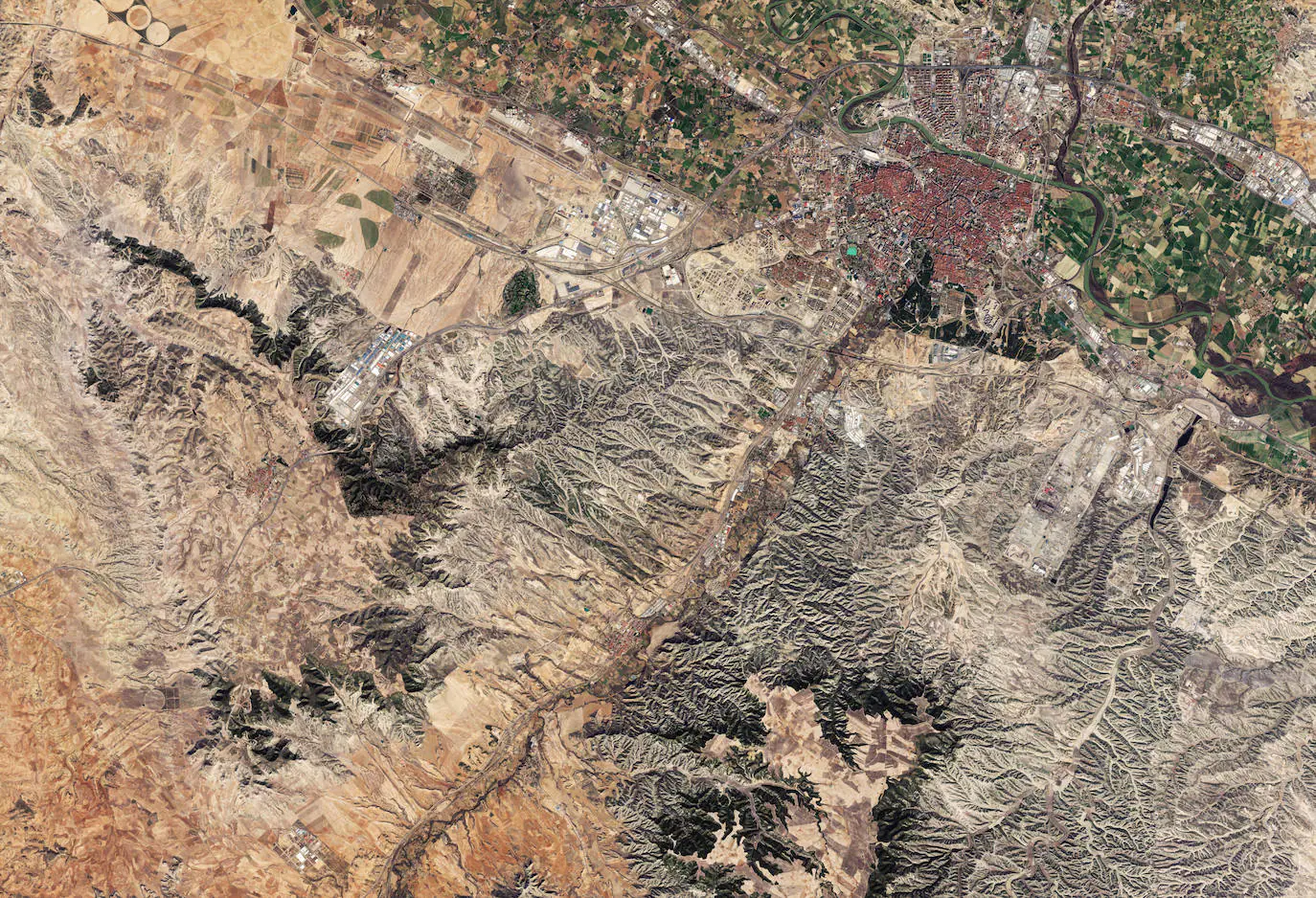 3. Zaragoza: imagen tomada por el satélite Copernicus Sentinel-2B en 2018. La ciudad se encuentra en la parte superior derecha de la imagen, en la que también se puede ver el río Ebro. 