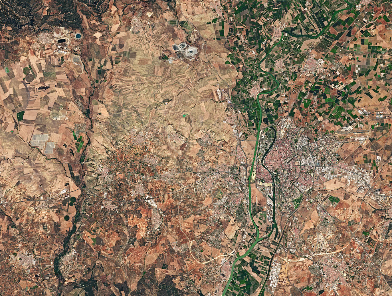 4. Sevilla: imagen tomada por el satélite Sentinel-2A en 2016. Muestra la zona oeste de la provincia así como la capital y el río Guadalquivir.