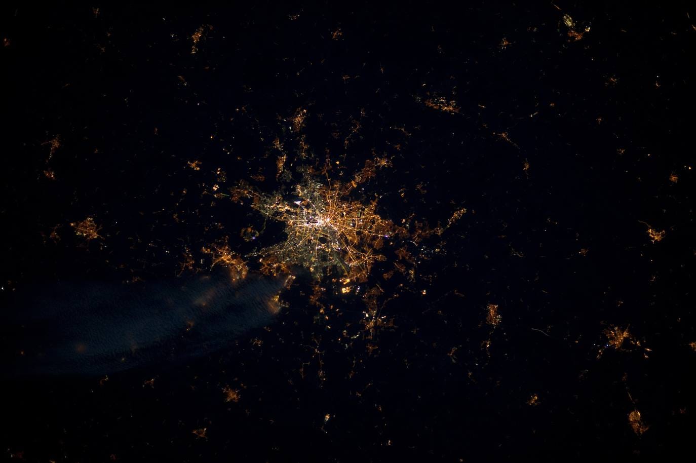 9. Berlín: imagen tomada por el astronauta André Kuipers desde la Estación Espacial Internacional. 
