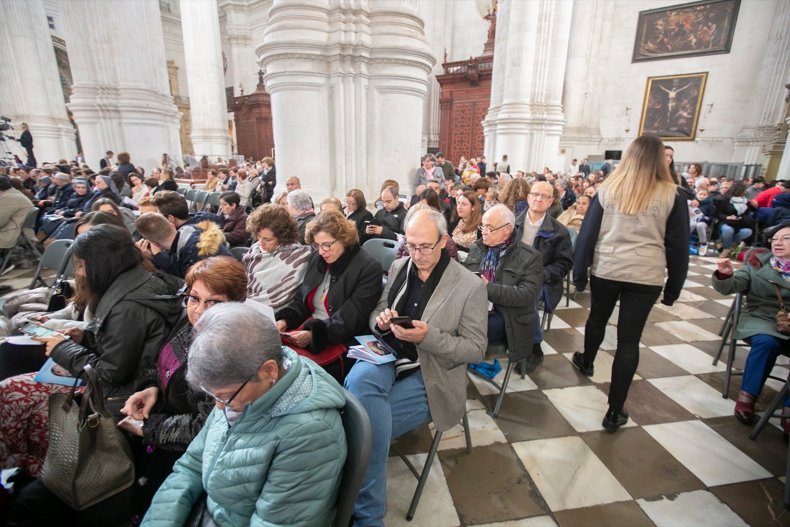 Los mejores momentos y el ambiente de lo vivido en la catedral de Granada este sábado.