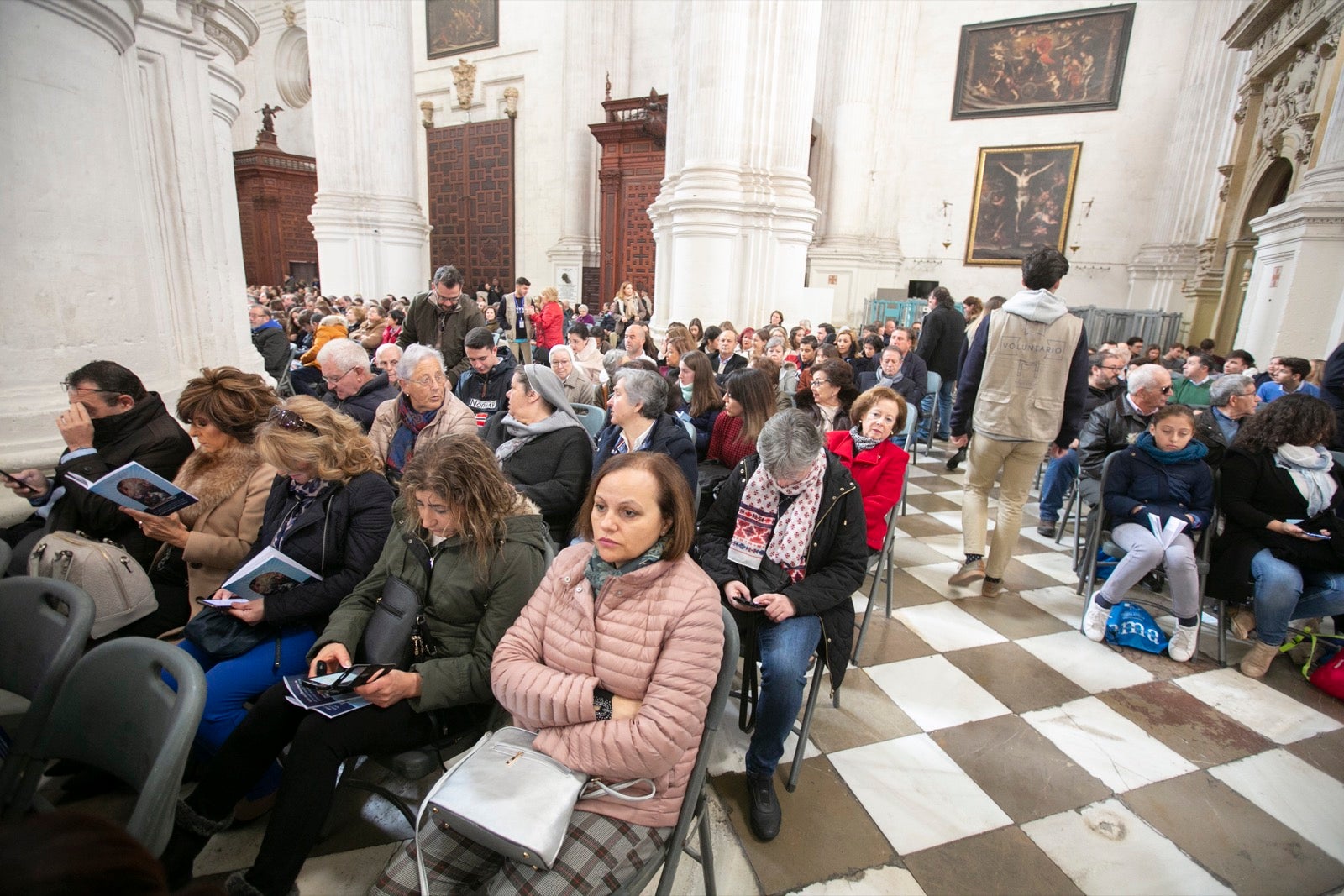 Los mejores momentos y el ambiente de lo vivido en la catedral de Granada este sábado.