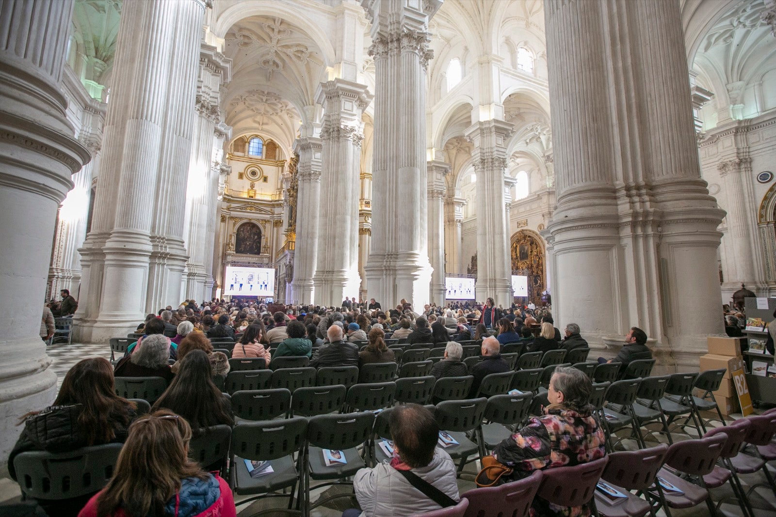 Los mejores momentos y el ambiente de lo vivido en la catedral de Granada este sábado.