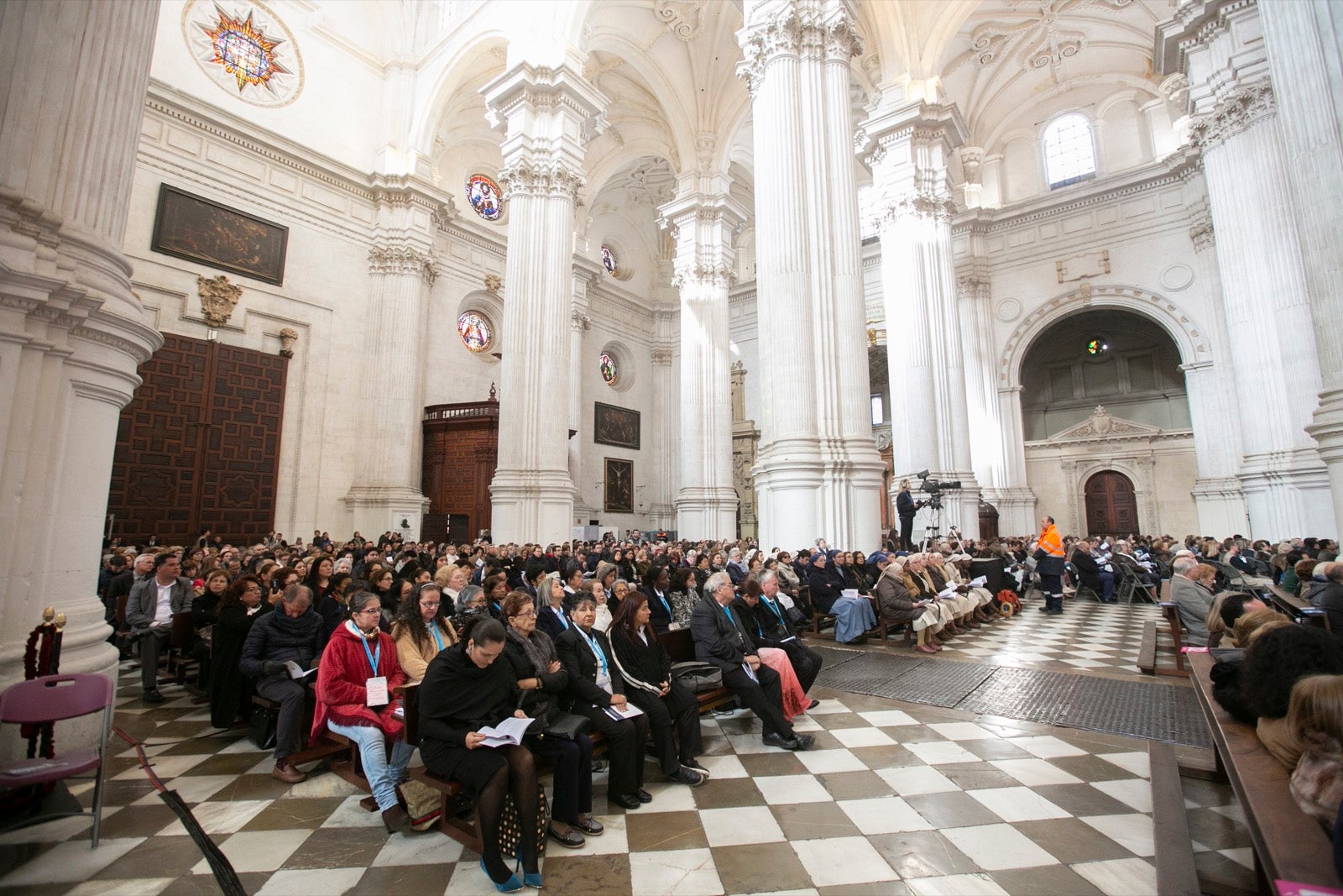 Los mejores momentos y el ambiente de lo vivido en la catedral de Granada este sábado.