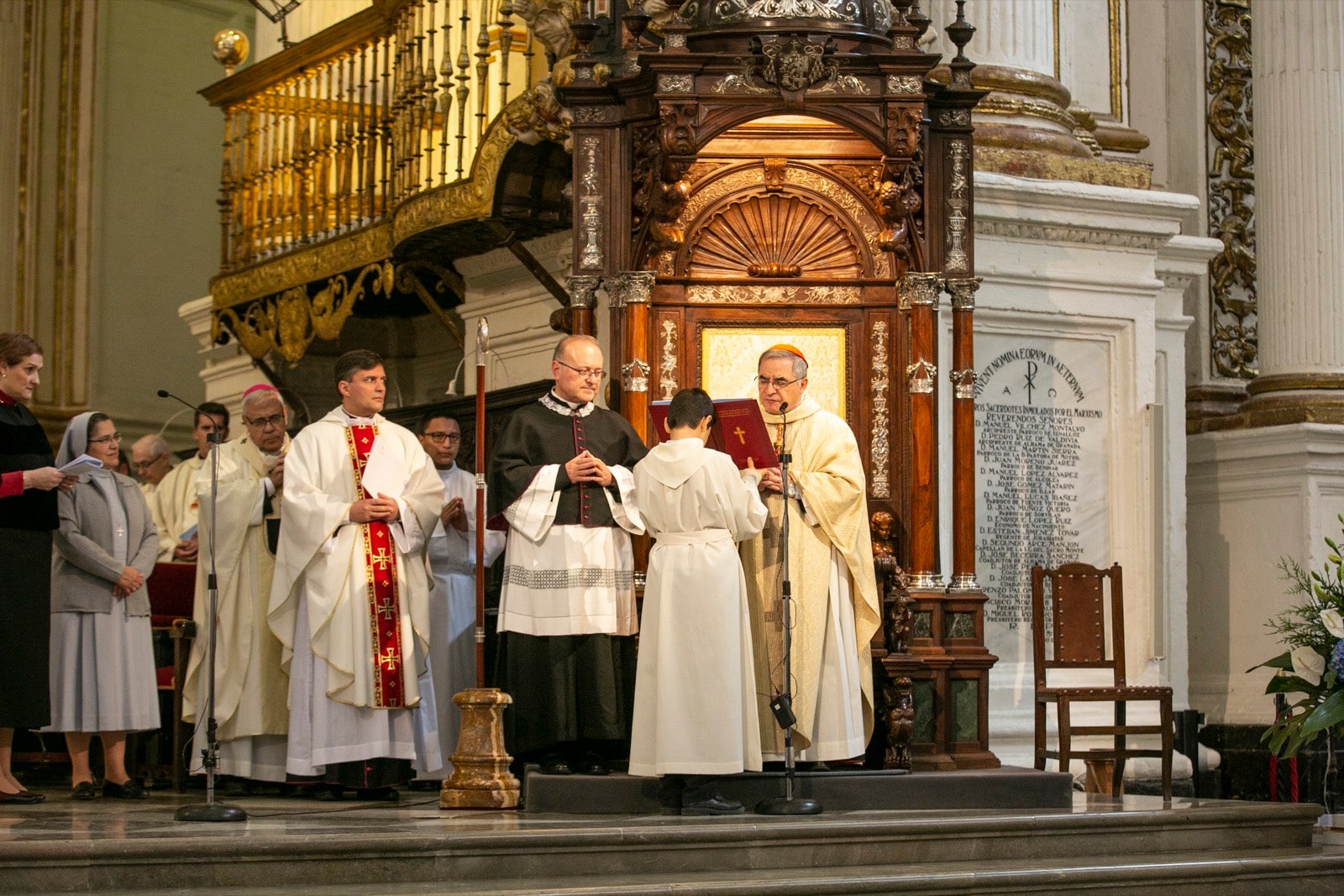 Los mejores momentos y el ambiente de lo vivido en la catedral de Granada este sábado.