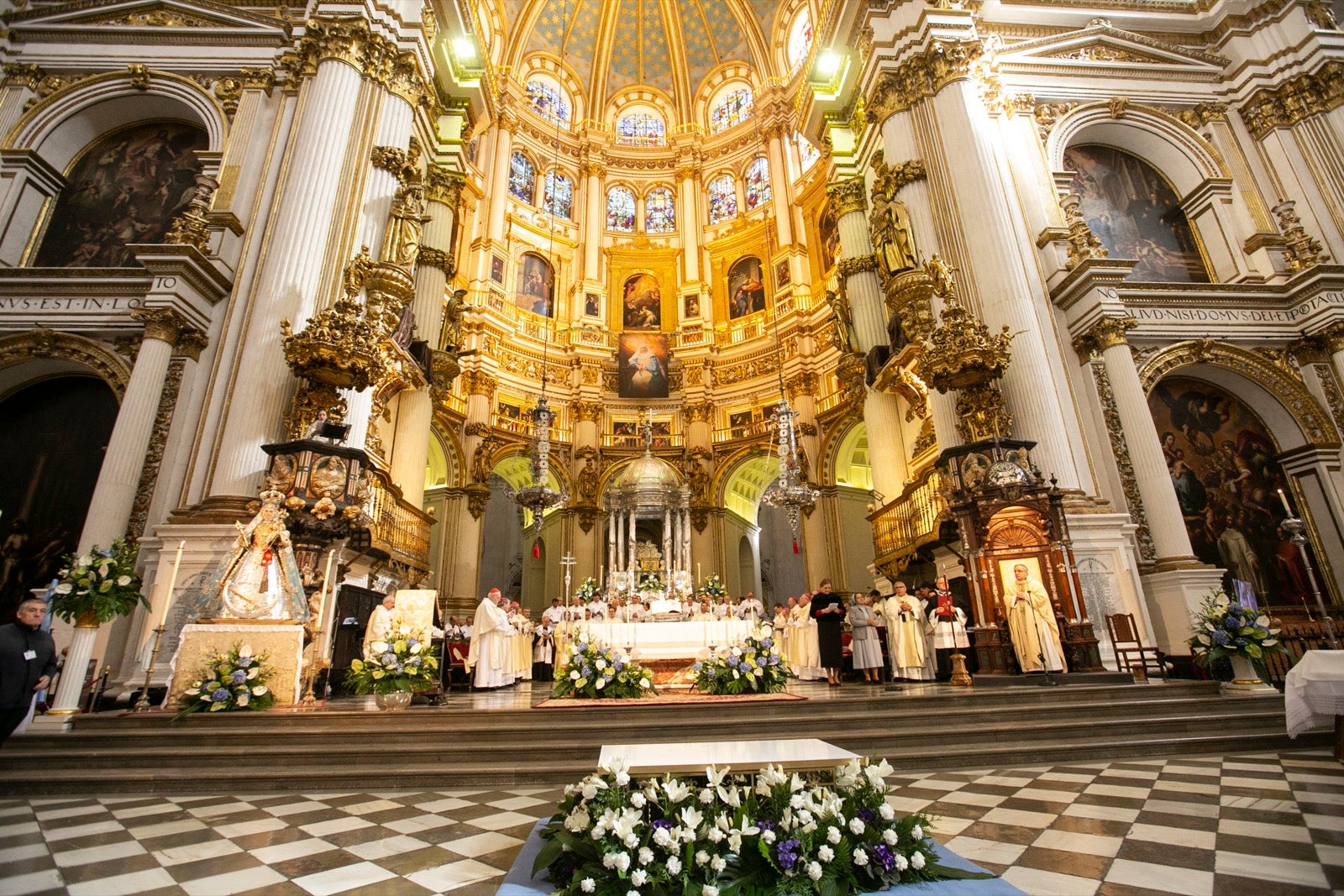 Los mejores momentos y el ambiente de lo vivido en la catedral de Granada este sábado.