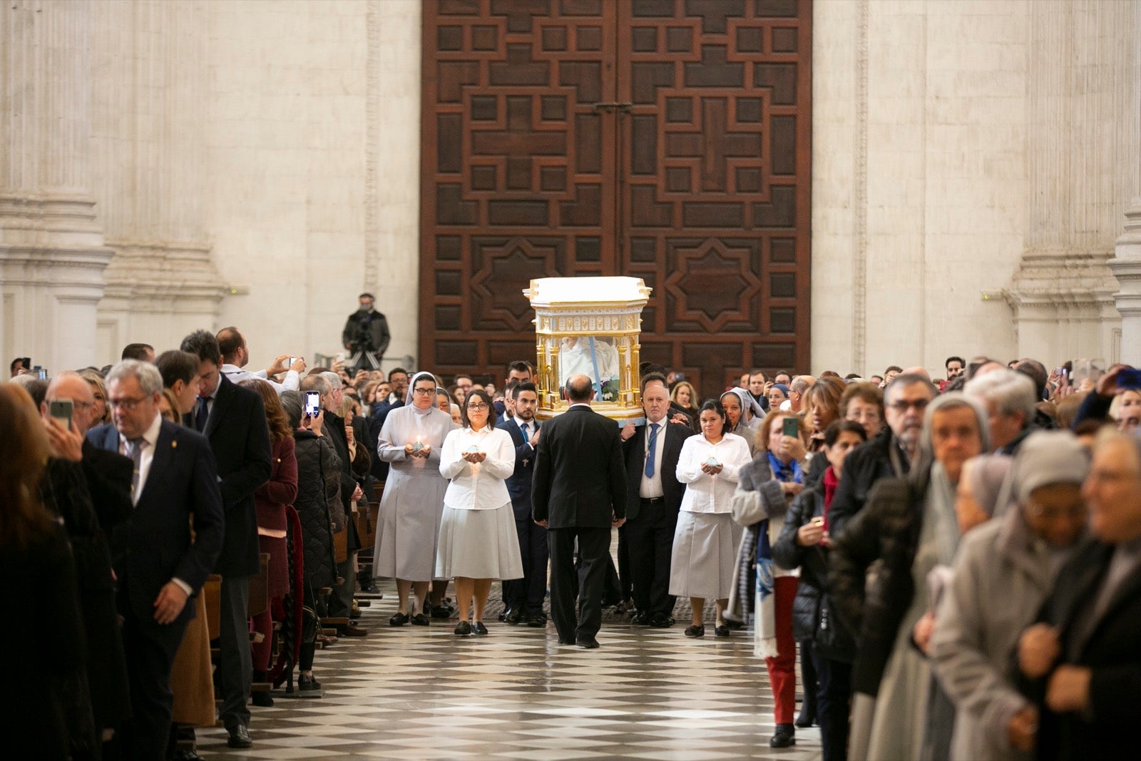 Los mejores momentos y el ambiente de lo vivido en la catedral de Granada este sábado.