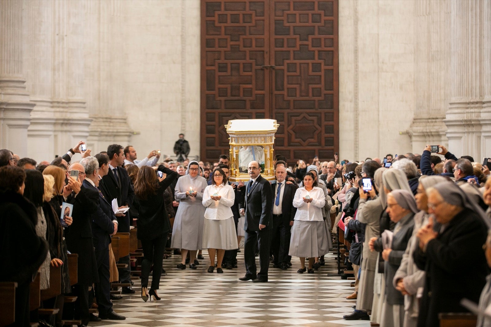 Los mejores momentos y el ambiente de lo vivido en la catedral de Granada este sábado.