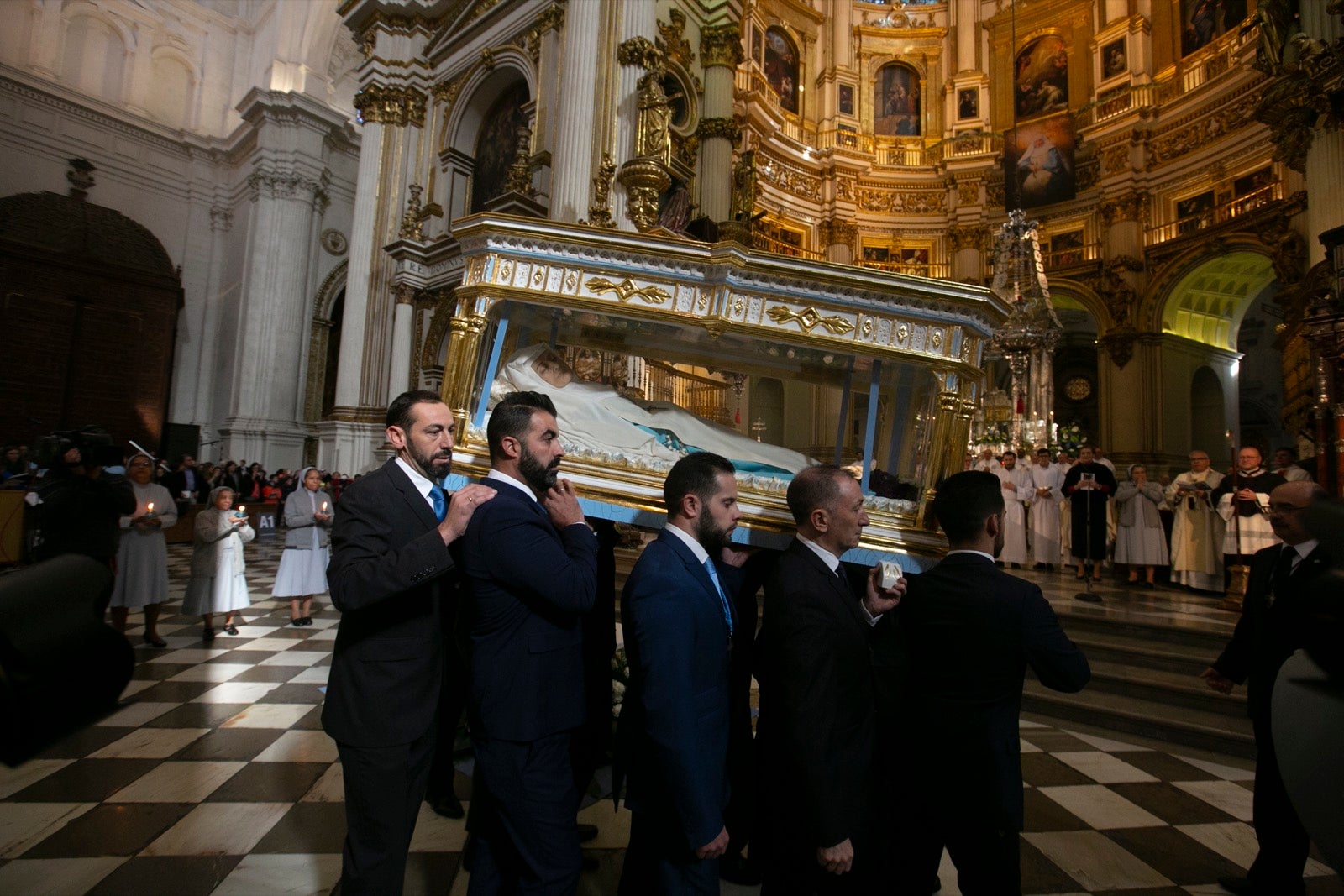 Los mejores momentos y el ambiente de lo vivido en la catedral de Granada este sábado.