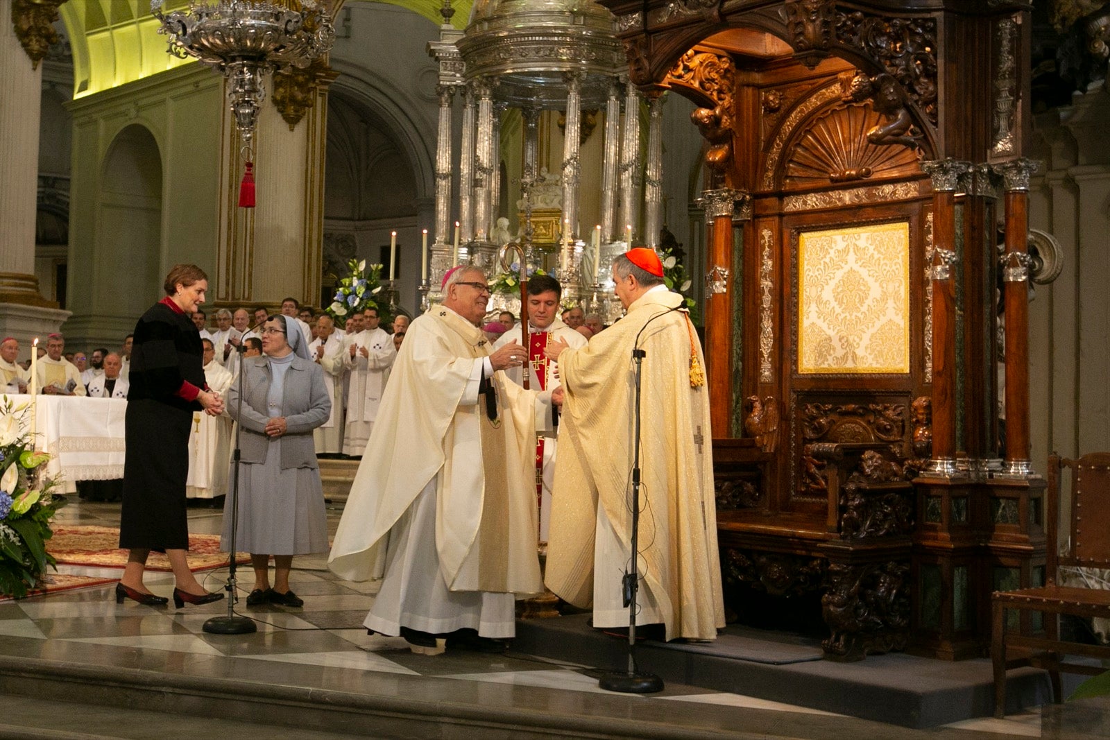 Los mejores momentos y el ambiente de lo vivido en la catedral de Granada este sábado.