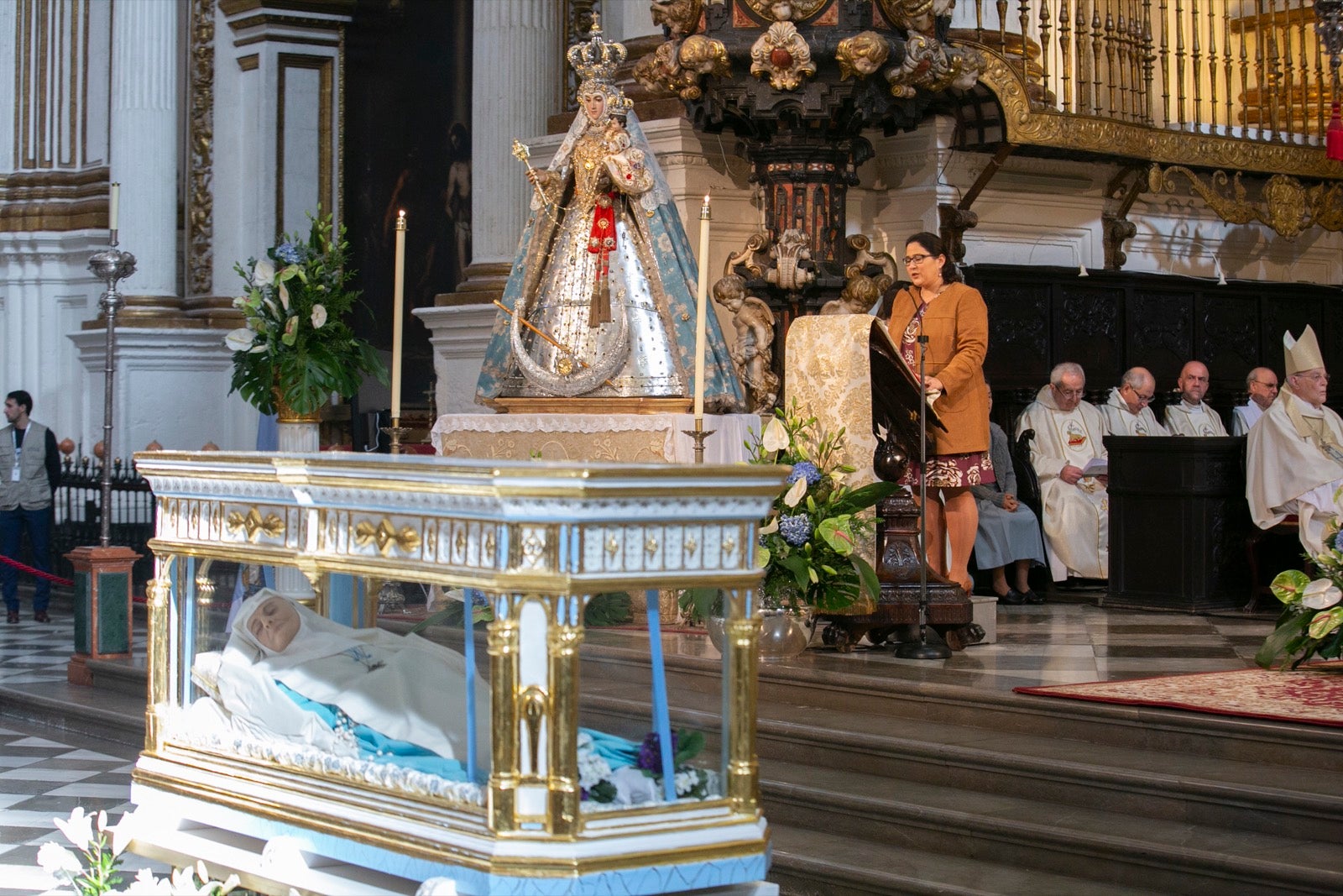 Los mejores momentos y el ambiente de lo vivido en la catedral de Granada este sábado.