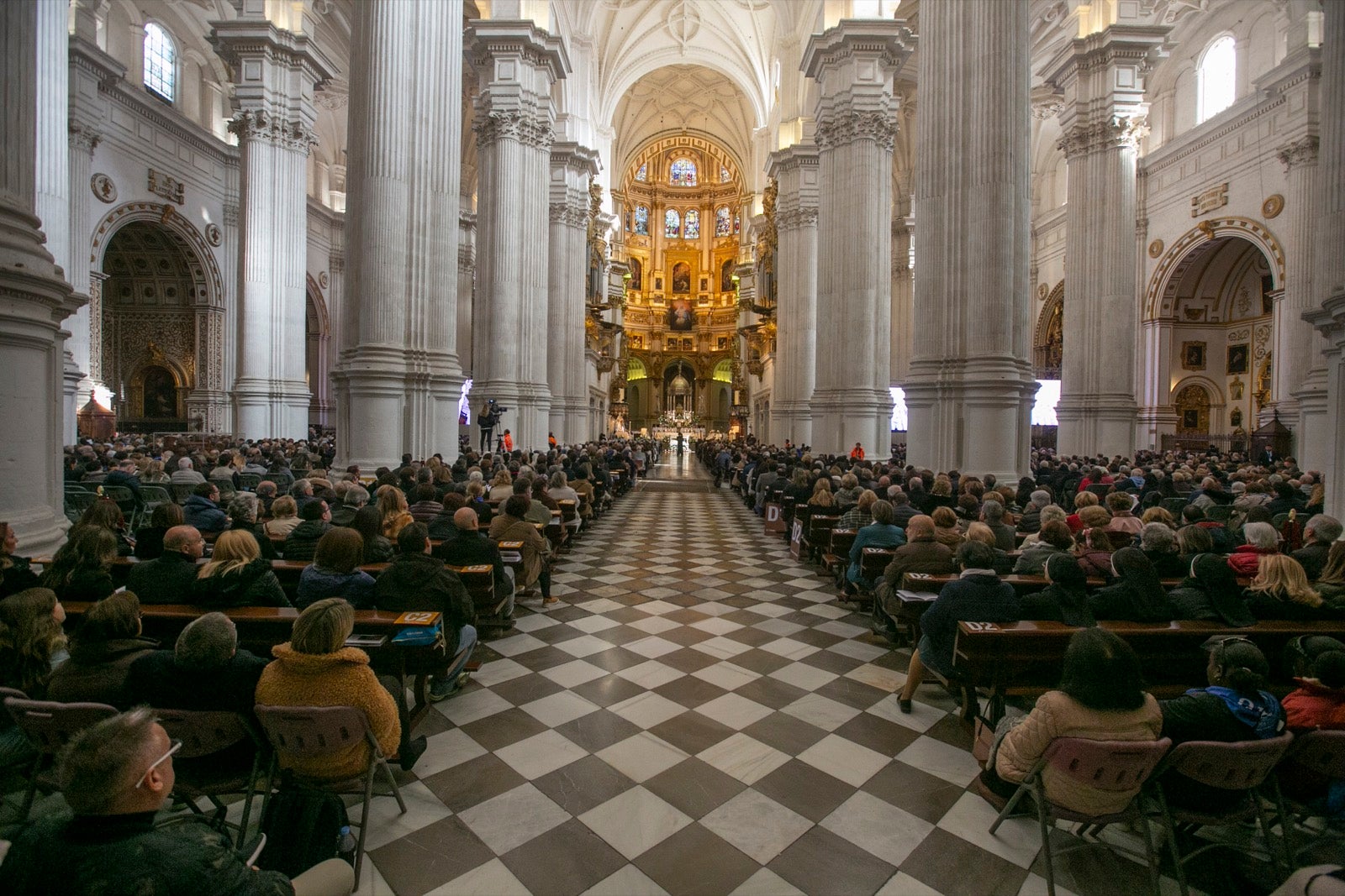 Los mejores momentos y el ambiente de lo vivido en la catedral de Granada este sábado.