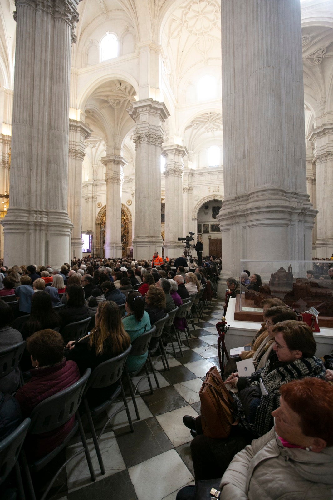 Los mejores momentos y el ambiente de lo vivido en la catedral de Granada este sábado.