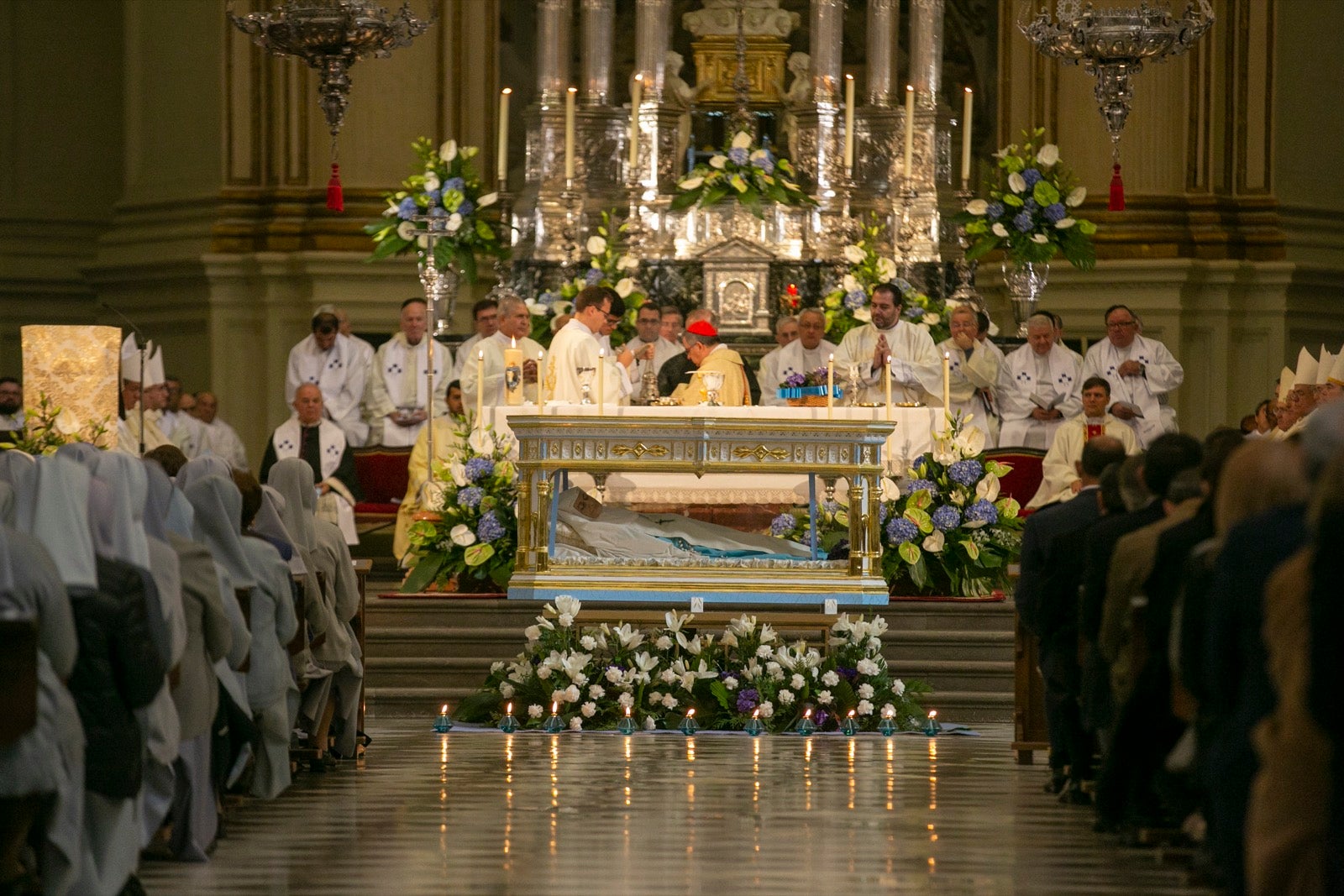 Los mejores momentos y el ambiente de lo vivido en la catedral de Granada este sábado.