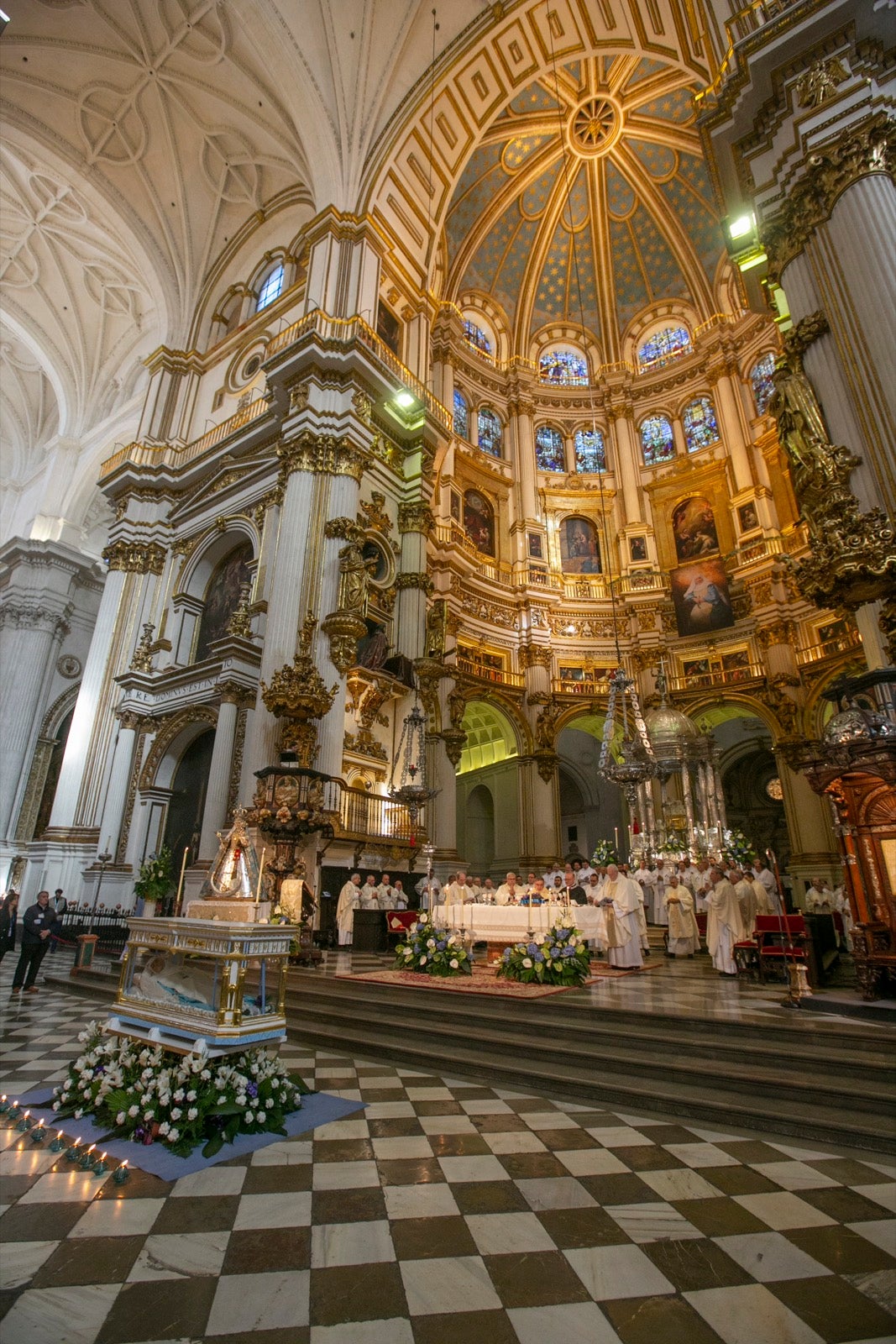 Los mejores momentos y el ambiente de lo vivido en la catedral de Granada este sábado.