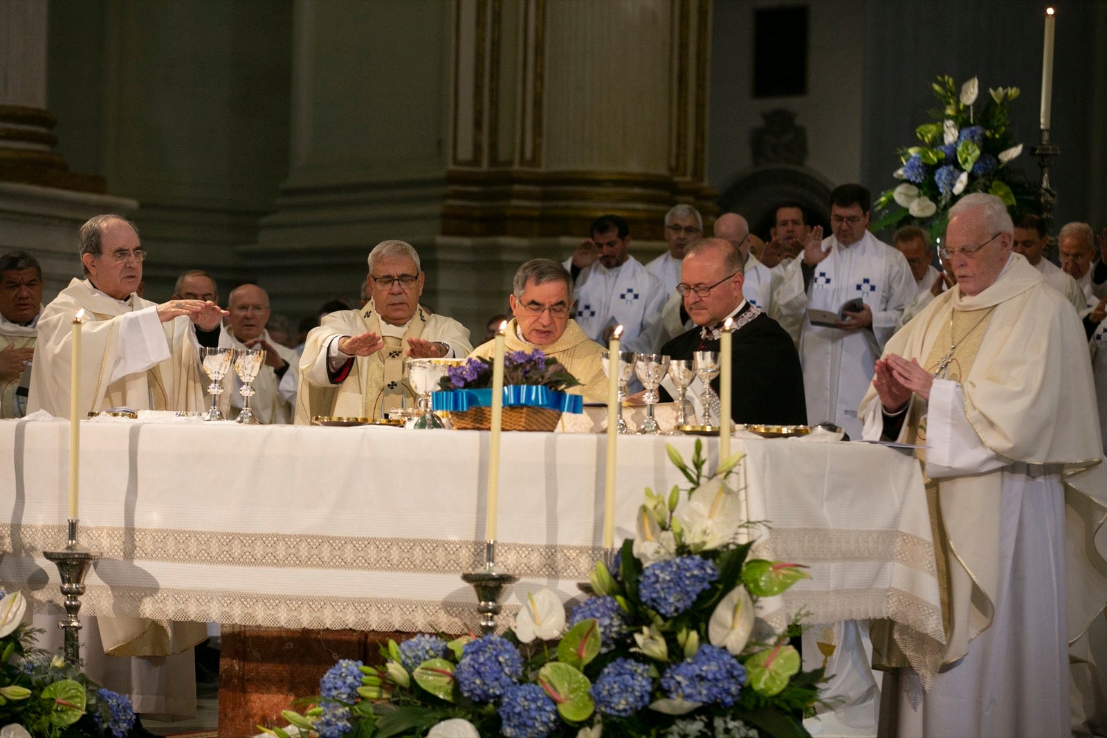 Los mejores momentos y el ambiente de lo vivido en la catedral de Granada este sábado.