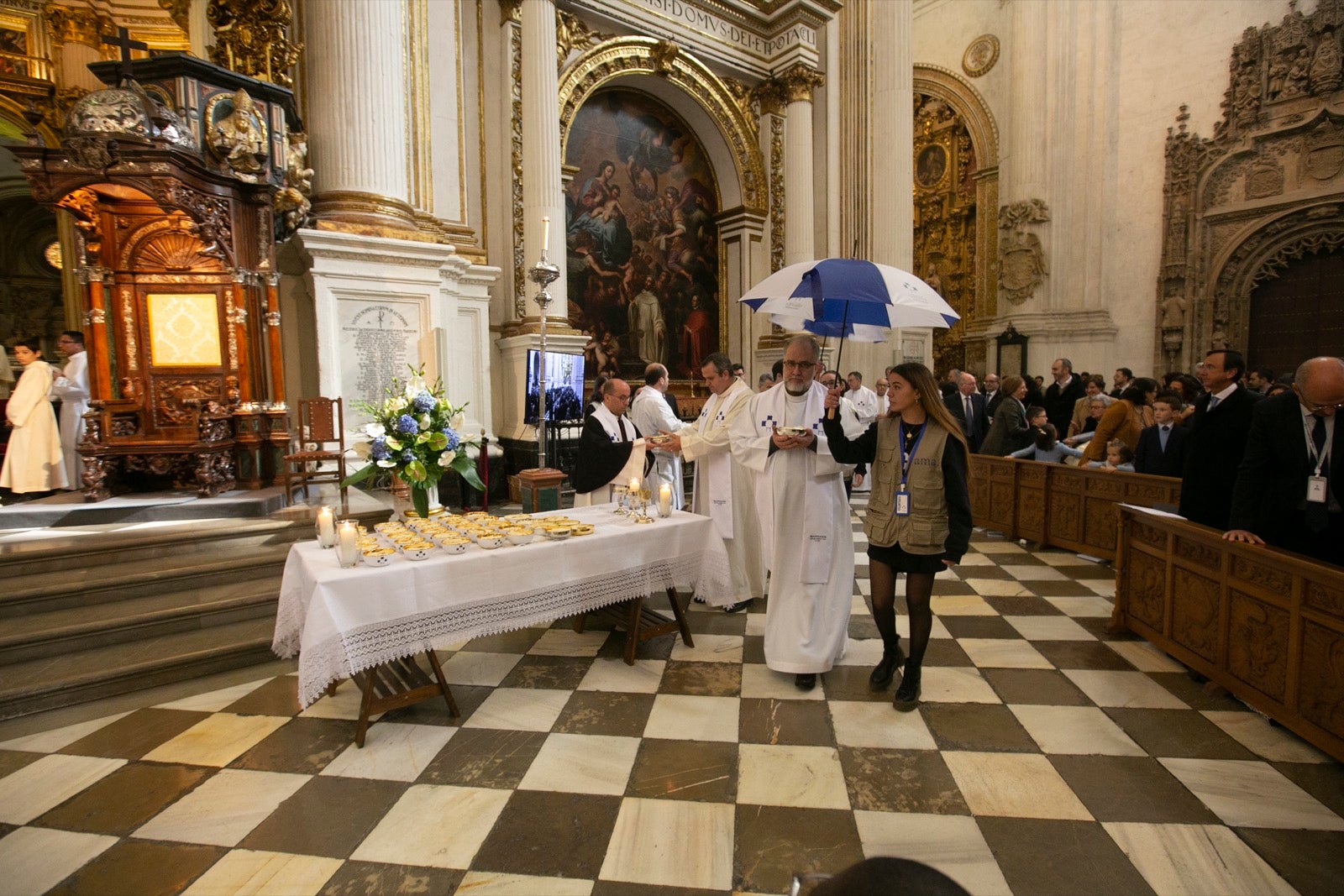 Los mejores momentos y el ambiente de lo vivido en la catedral de Granada este sábado.