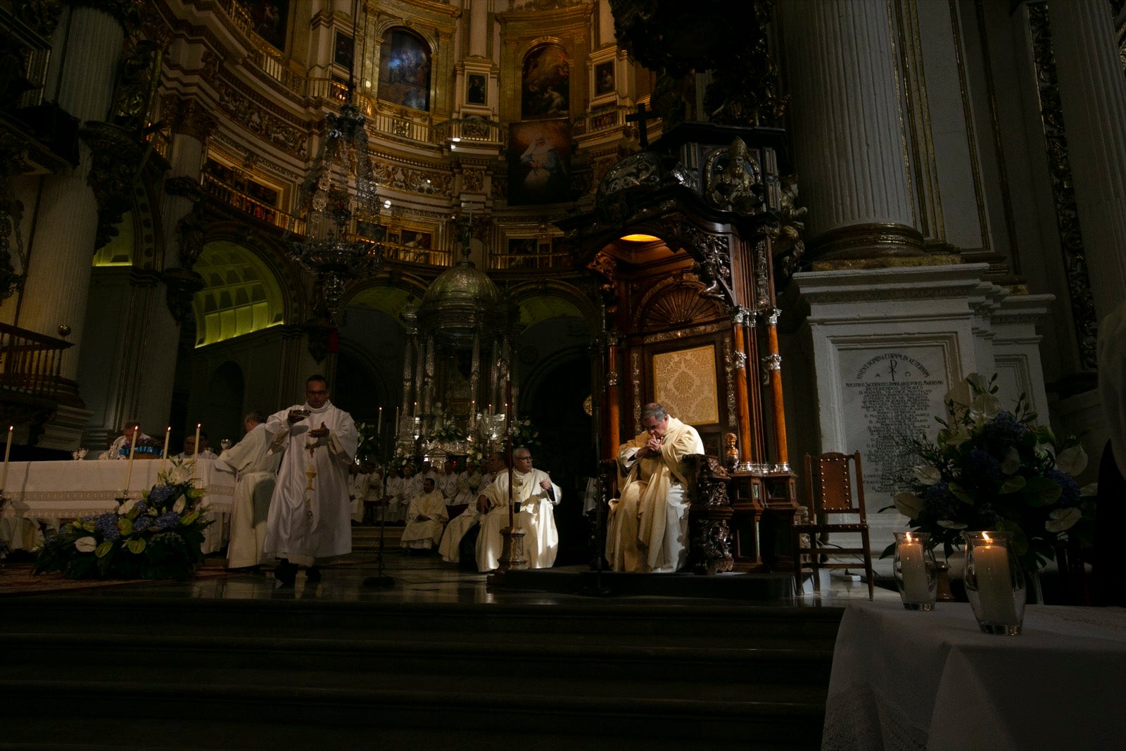 Los mejores momentos y el ambiente de lo vivido en la catedral de Granada este sábado.