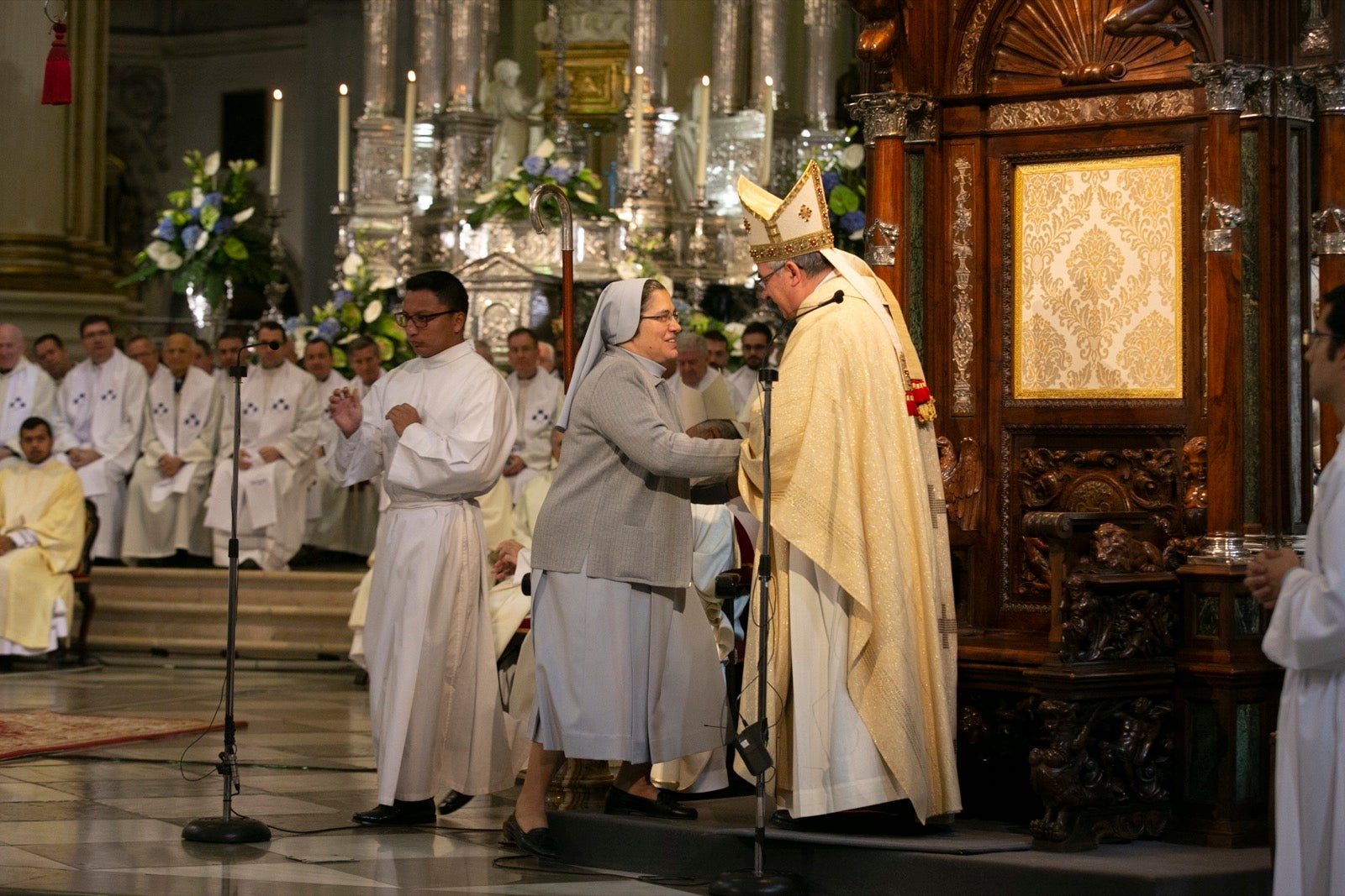 Los mejores momentos y el ambiente de lo vivido en la catedral de Granada este sábado.