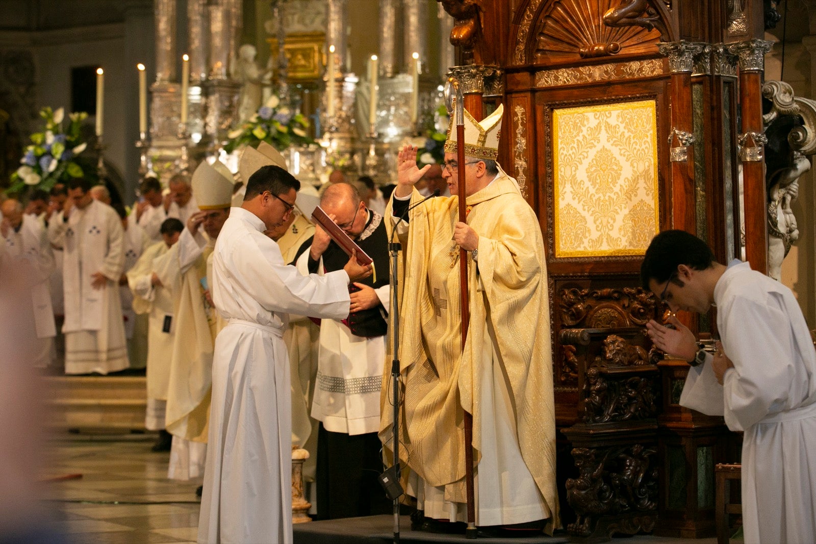 Los mejores momentos y el ambiente de lo vivido en la catedral de Granada este sábado.