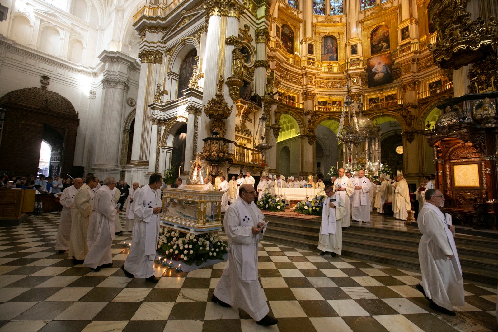 Los mejores momentos y el ambiente de lo vivido en la catedral de Granada este sábado.