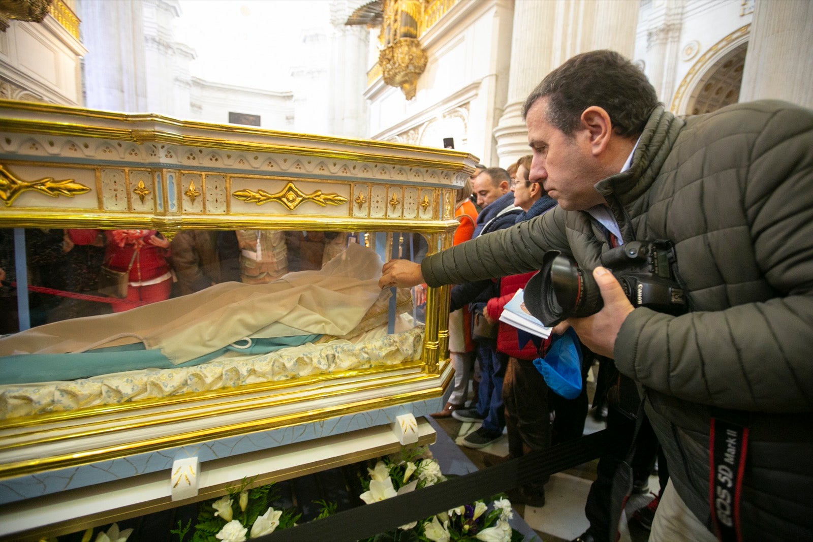 Los mejores momentos y el ambiente de lo vivido en la catedral de Granada este sábado.