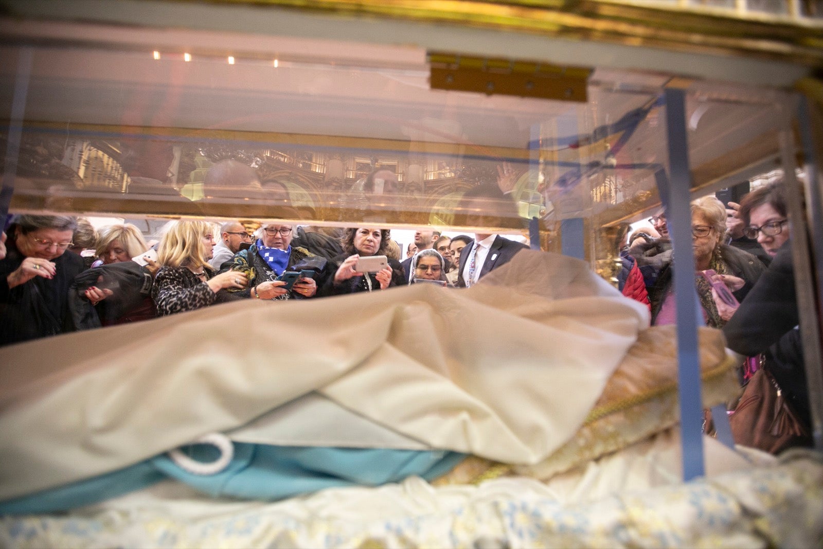 Los mejores momentos y el ambiente de lo vivido en la catedral de Granada este sábado.