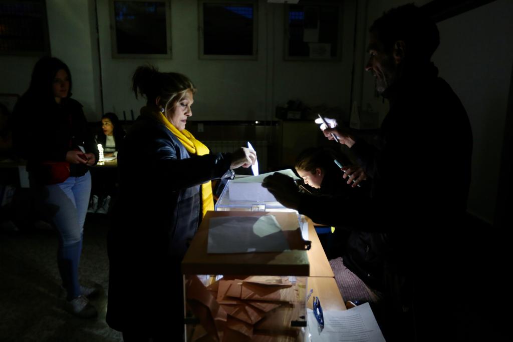 Apagón en el IES La Paz de la capital a últimas horas de la jornada electoral.