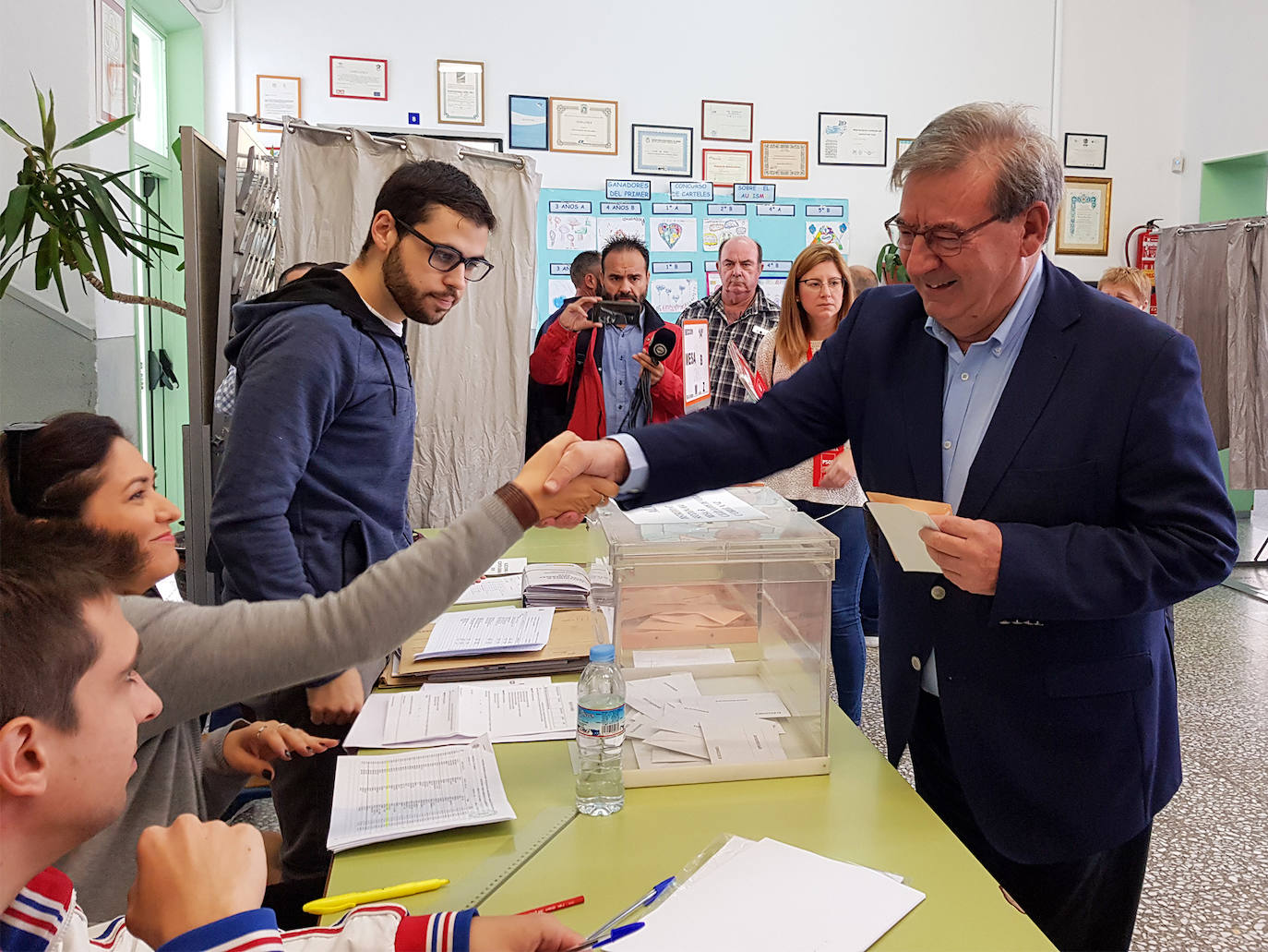 Los aspirantes a ocupar los escaños de Almería en el Congreso de los Diputados y el Senado esperan que las urnas se llenen hoy y se logre la ansiada «estabilidad» en el Gobierno