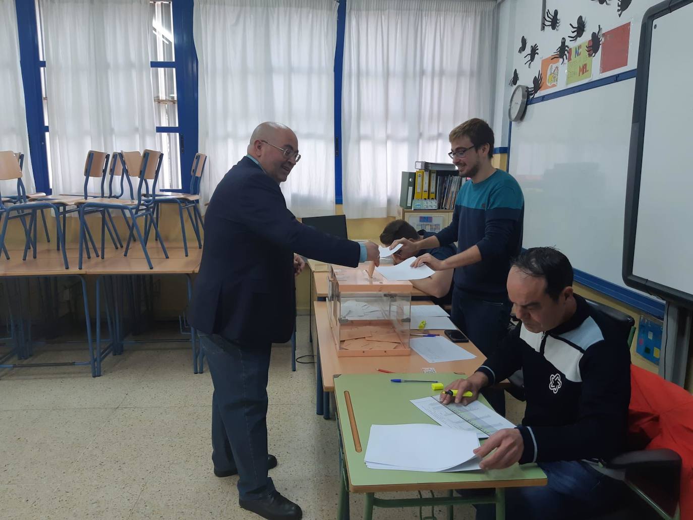 Los aspirantes a ocupar los escaños de Almería en el Congreso de los Diputados y el Senado esperan que las urnas se llenen hoy y se logre la ansiada «estabilidad» en el Gobierno