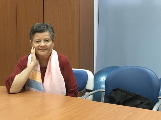 Antonia Lorenzo López, presidenta de la asociación Ágora, en el salón del centro de salud de La Cañada, donde celebran actividades