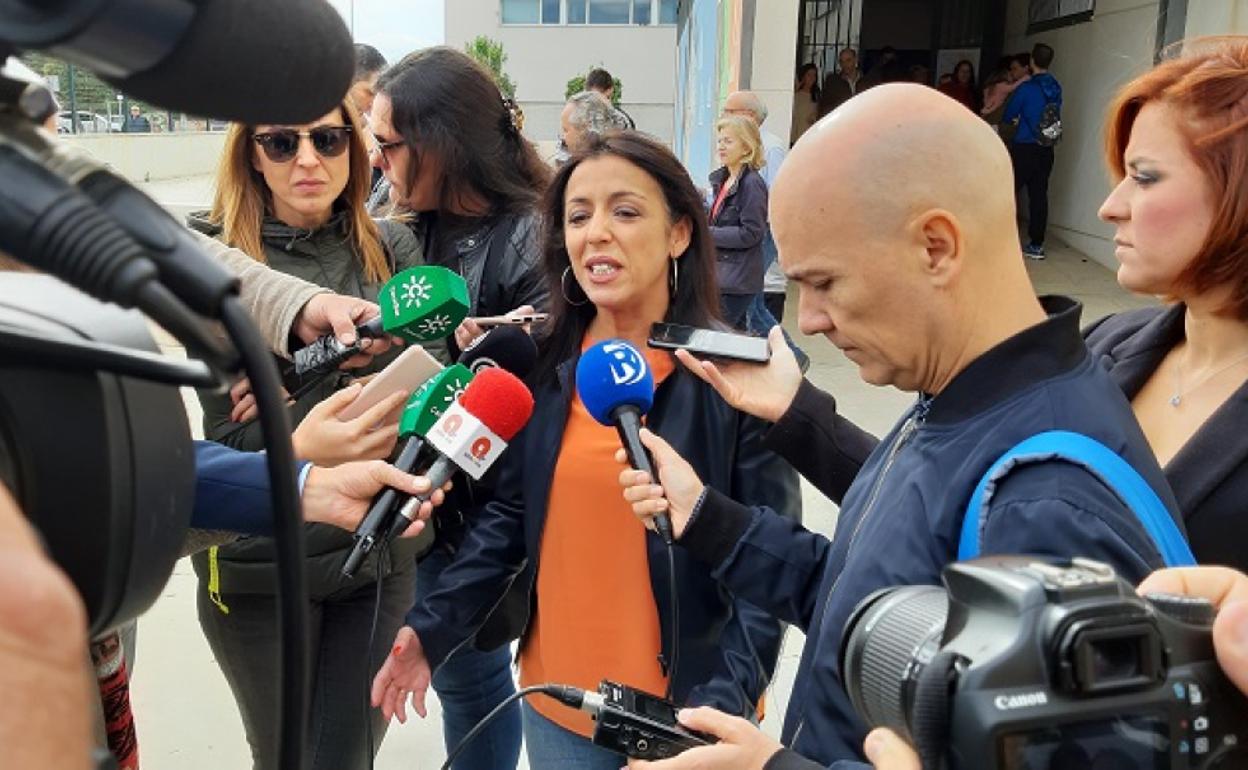 Marta Bosquet en declaraciones a los medios tras ejercer su derecho al voto.