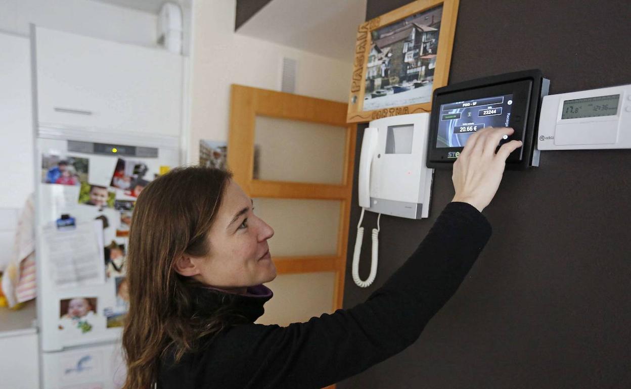 Una mujer con el control digital del hogar.