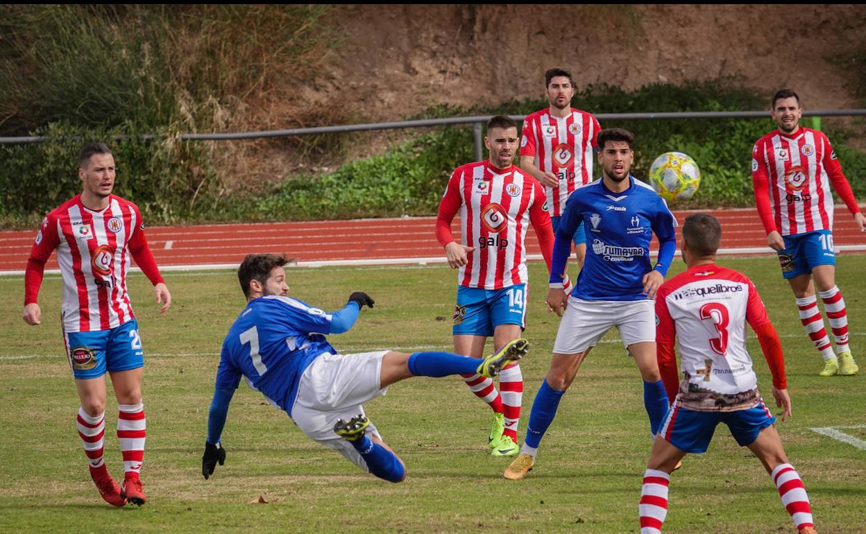 Una de las jugadas entre el Maracena y el Torredonjimeno. R. L. PÉREZ