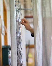 Imagen secundaria 2 - IES Zaidín Vergeles, el centro de bailes regionales y detalle de una mano, antes de tomar la decisión. 