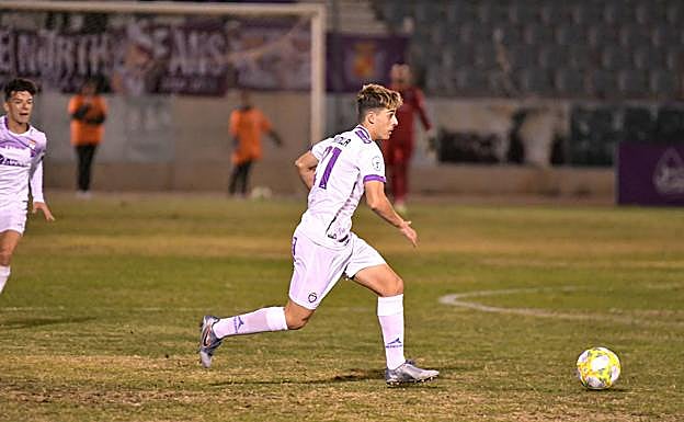 Álvaro Chumilla debutó ayer y fue una de los detallles emotivos del encuentro. JUANDE ORTIZ