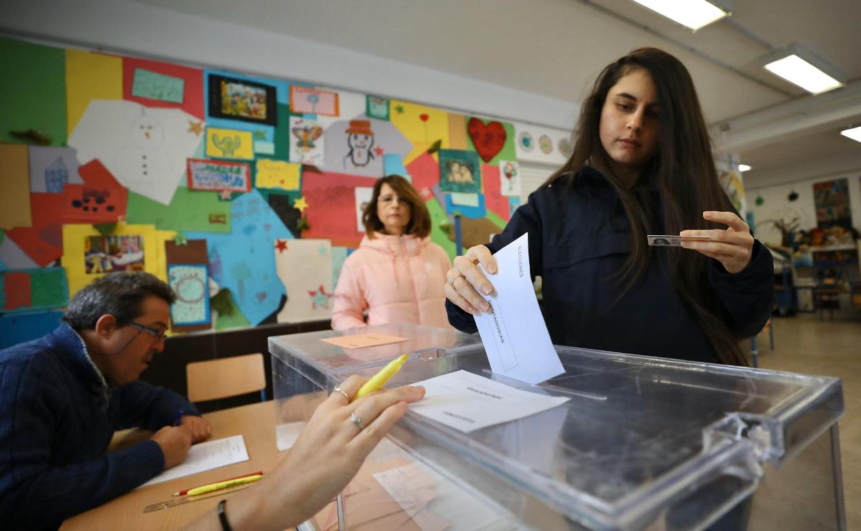 Los granadinos que acuden a votar bajan con respecto a abril
