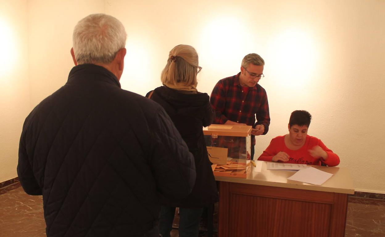 Votantes en un colegio electoral hoy. 