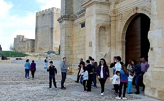 Visitantes en la Fortaleza de La Mota, en Alcalá la Real. 