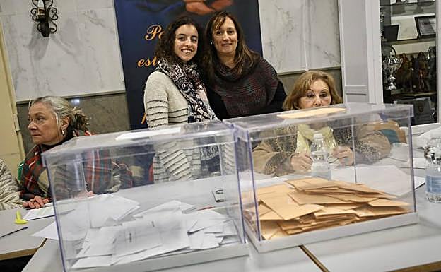 Cristina y Natalia, su intérprete de signos. 