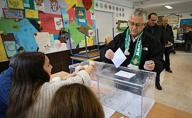 Salvador, del Betis, a votar. 